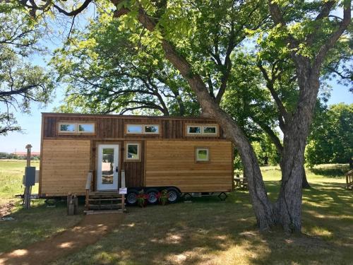 Montana Escape Elegant Tiny House in Waco Near Magnolia