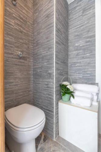 jacuzzi in front of the colosseum - image 3