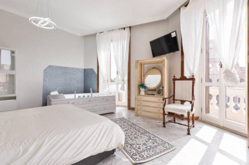 jacuzzi in front of the colosseum - image 12