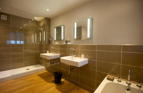 Crown and Castle - image 14