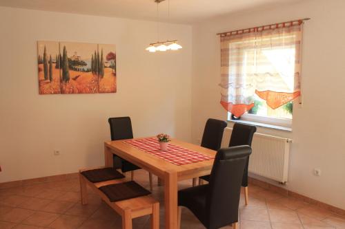 Ferienwohnung Zu den Weinbergen - Apartment - Traustadt