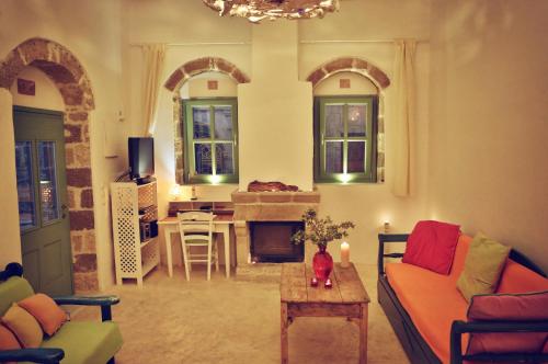  Myrtia House-Stylish Art house with great view in Koskinou