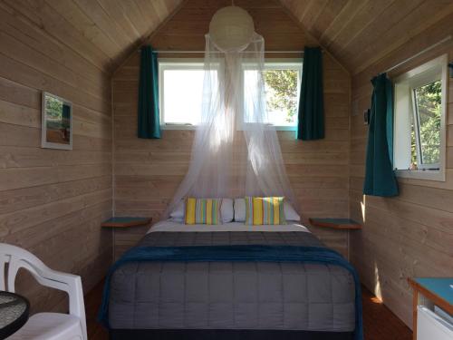 Queen Boatshed Cabin 4 with External Bathroom