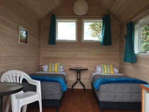 Twin Boatshed Cabin 3 with External Bathroom 