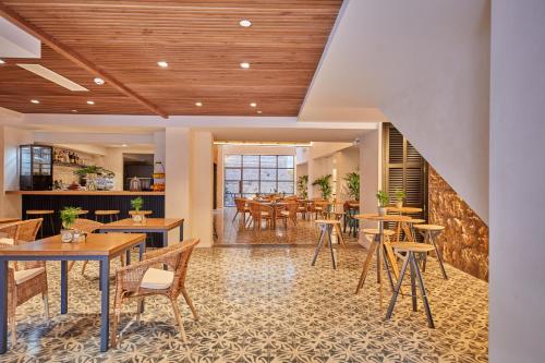 Restaurant, Ca n'Alexandre-Turismo de Interior near Catedral de Mallorca