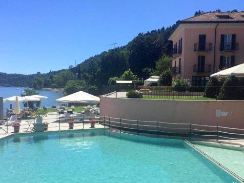  Elegant Apartment located on Lake Maggiore, Pension in Meina