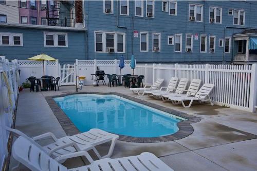 Ocean Breeze Hotel Set in a prime location of Ocean City (NJ), Ocean Breeze Hotel puts everything the city has to offer just outside your doorstep. The property has everything you need for a comfortable stay. Service-mi