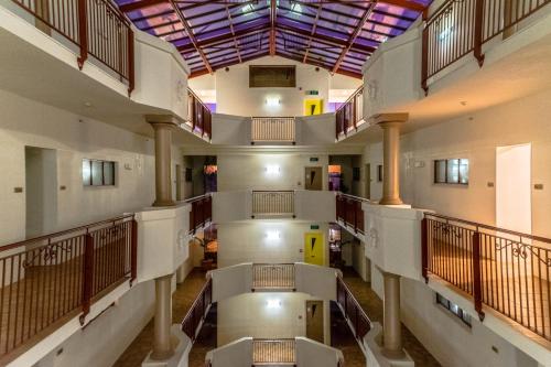 Fino Hotel & Suites - image 3