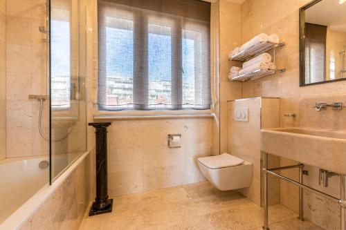 Queen Apartment - image 14