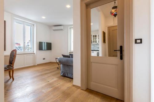 Queen Apartment - main image