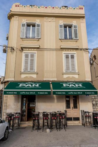 Queen Apartment - image 3