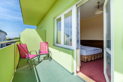 1 queen bed, 1 twin bed