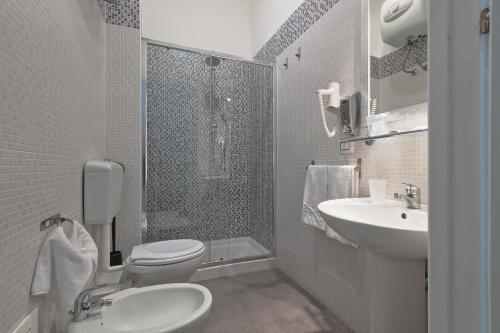 Triple Room with Balcony image 8