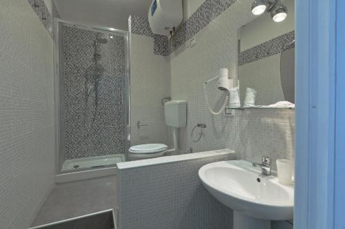 Triple Room with Balcony image 6