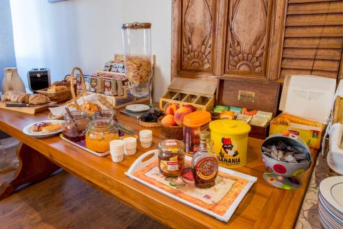 Logis Hôtels - Hôtel et Restaurant Les Voyageurs (Logis Hotels - Hotel et Restaurant Les Voyageurs) in 圖爾農達熱奈