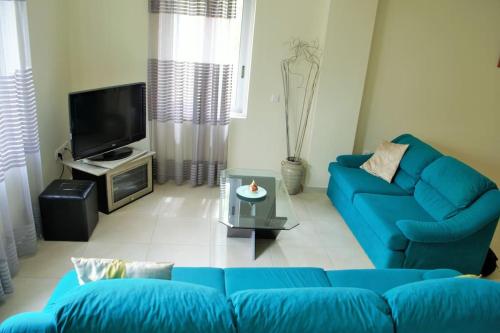  Spacious apartment near airport and sea. in Artemida