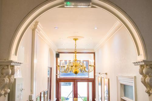 London Town Hotel - image 6