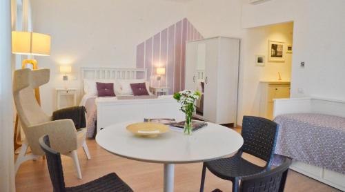 Petit Hotel - image 3