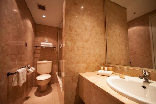 Deluxe Queen Room image 8