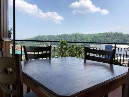 レストラン, シャロン イン (Sharon Inn) in キャンディ