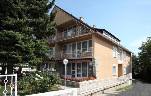 Siesta Apartmanház Balatonfüred (Siesta Apartmanhaz Balatonfured) in バラトンフレッド