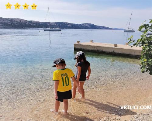  Apartments Vrtlici in Stara Novalja