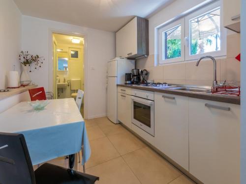 One-Bedroom Apartment image 9