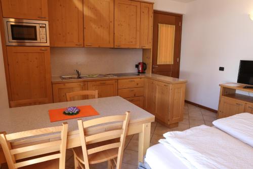 2 twin beds, 1 sofa bed
