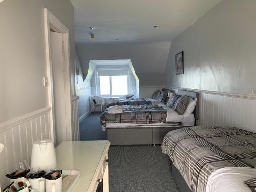 2 double beds, 1 twin bed