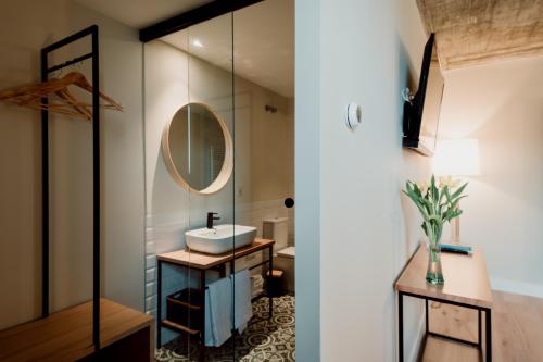 Habitación Doble con baño privado - 2 camas Palacio Condes de Cirac 4