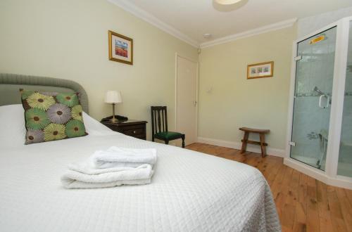 Dean Court Bungalow - Parking - by Brighton Holiday Lets in Rottingdean