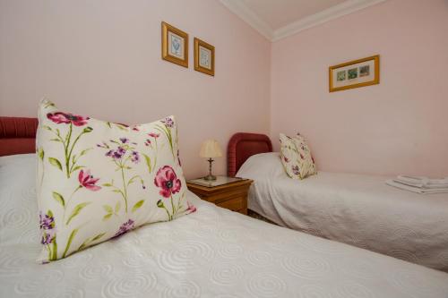 Dean Court Bungalow - Parking - by Brighton Holiday Lets in Rottingdean