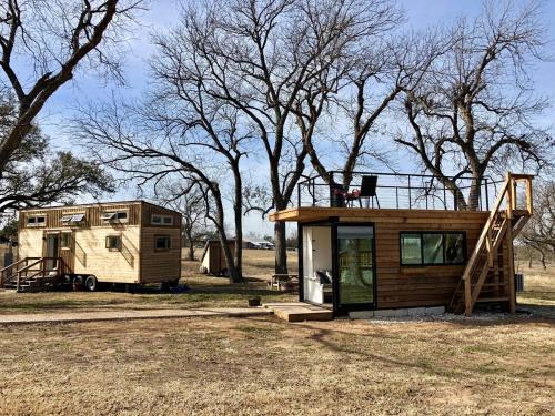 Montana Escape Elegant Tiny House in Waco Near Magnolia