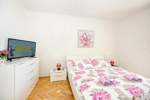 1 queen bed, 1 sofa bed