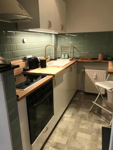 Harry's Apartment 4.0km von From Hell entfernt
