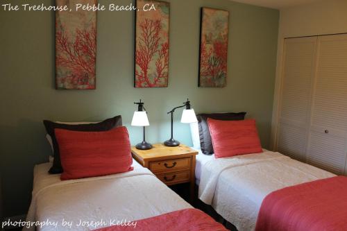 Pebble Beach Tree House Views of the Ocean Vaulted Ceilings Close to Everything - image 4