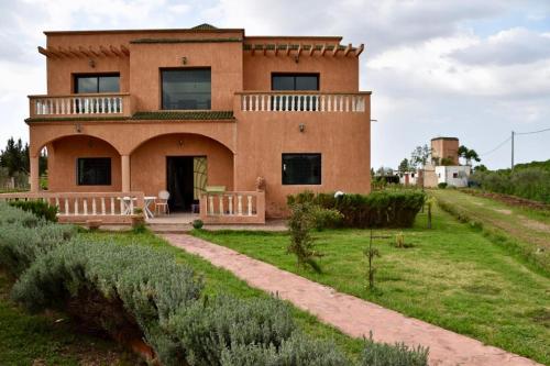 Villa Moderne dans la Ferme "Belkheir" avec Piscine, Chevaux et Aire de Jeux pour Enfants