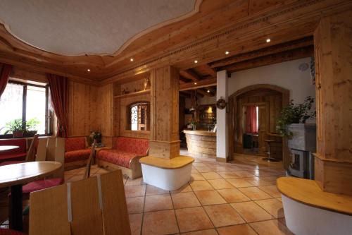 Vestabils, Albergo Centrale in Forni Di Sopra