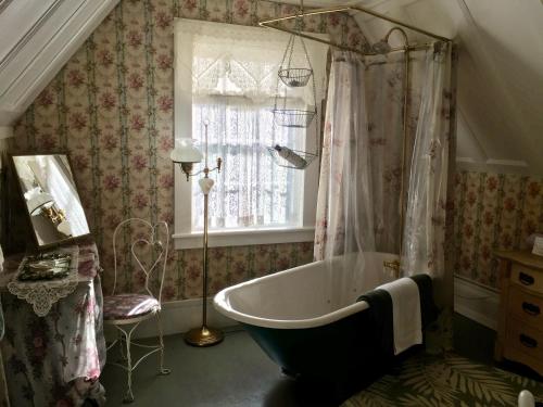 Shaw House Inn - 화장실