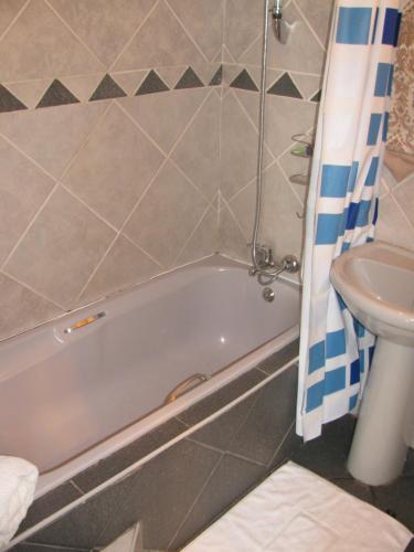 Bany, BRUNO COMFORT SUITES in Randburg