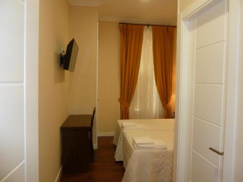 Double or Twin Room image 6