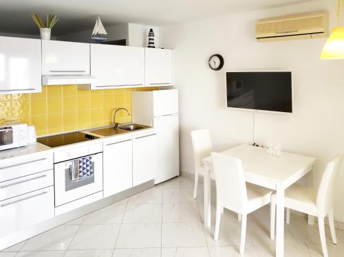 Port Royal Lounge Terrace, one bedroom apartment, heated pool, WiFi