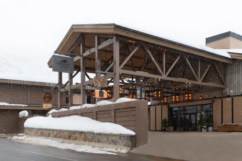189969059 The Snowpine Lodge