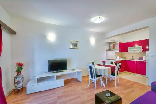 One-Bedroom Apartment with Pool View image 6