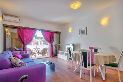 One-Bedroom Apartment with Pool View image 7