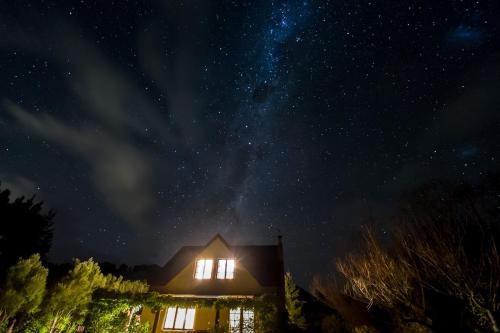 Exterior view, The Last Straw Cottage Nelson in Brightwater