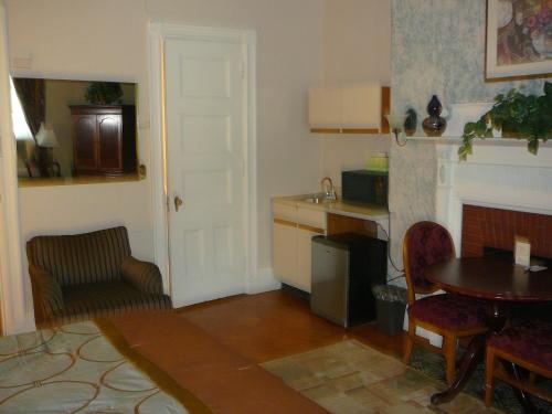 463 Beacon Street Guest House Image 64