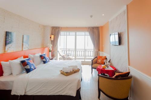 Deluxe Double or Twin Room image 10