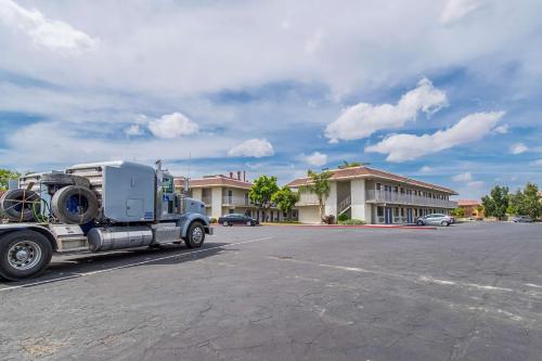 Motel 6 Bakersfield, CA - Airport - 숙소 외관