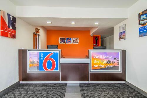 Motel 6 Bakersfield, CA - Airport - 로비